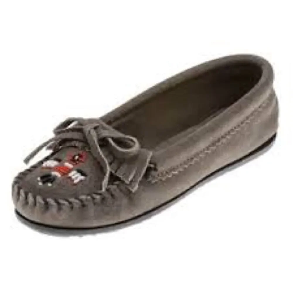 Minnetonka NWOT Children’s Thunderbird II Kilty Moccasin in Grey Suede. Size 5.